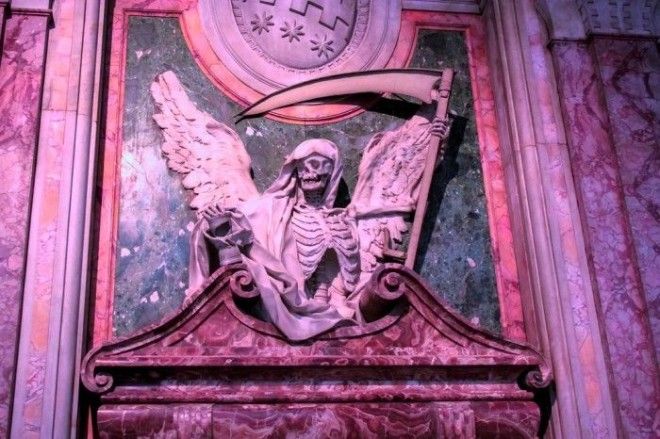 Намогильное украшение кардинала Чинцио Альдобрандини в римской базилике СанПьетроинВинколи Скульптор Карло Биззачерри1610 год Фото flickrcom