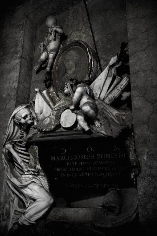 Могила маркиза Джозефа Рондинин в церкви СантОнофриоальДжаниколо Фото atlasobscuracom
