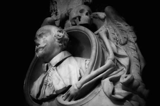 Мемориал Карло Эмануэле Виззани в базилике СантаМариясопраМинерва Скульптор Доминико Гвиди 1661 год Фото atlasobscuracom
