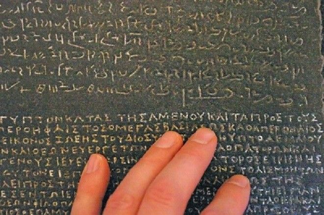 Греческие и египетские письмена на Розеттском камне Фото donalclancyfileswordpresscom