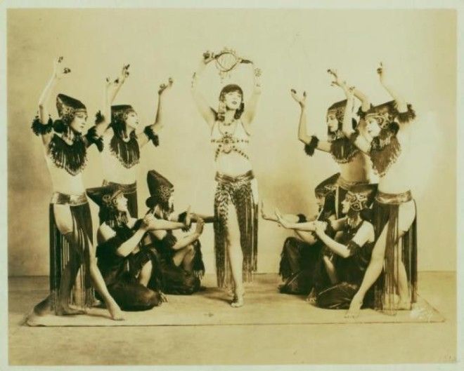 Сцена из Иштар в исполнении танцоров труппы Денишоун