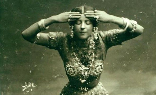 Рут СенДени в первом костюме для балета Радха 1904 год