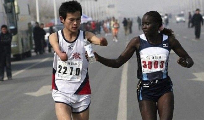 Жаклин Киплимо помогает бегуну закончить марафон в Тайване
