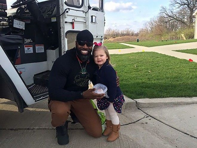 Маленькая девочка подарила кексик водителю мусоровоза в честь своего дня рождения