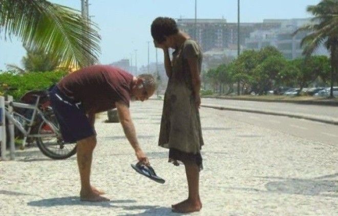 Человек дающий свою обувь бездомной девочке в РиоДеЖанейро