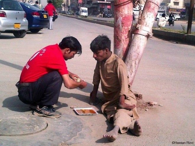 Официант покупает еду и кормит инвалида в Карачи Пакистан