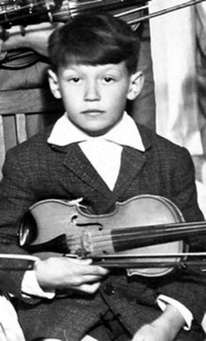 Учащийся музыкальной школы по классу скрипки 1963 год