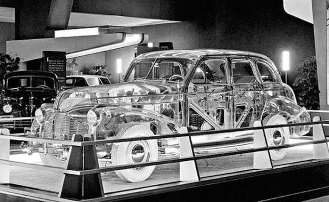 Pontiac Deluxe Six Ghost Car в выставочном павильоне 