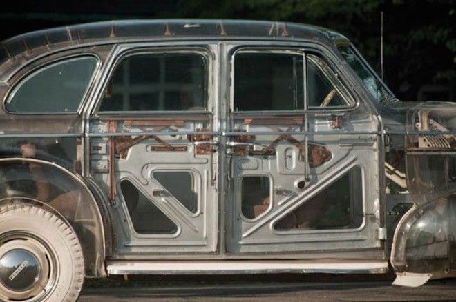 Сквозь органическое стекло можно рассмотреть внутреннее строение автомобиля