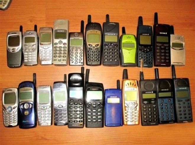 Сотовая связь настолько прочно вошла в нашу жизнь что сегодня мало кто помнит какими были телефоны даже 5 лет назад не говоря уже о начале 90х годов Фото fpaparazzicom