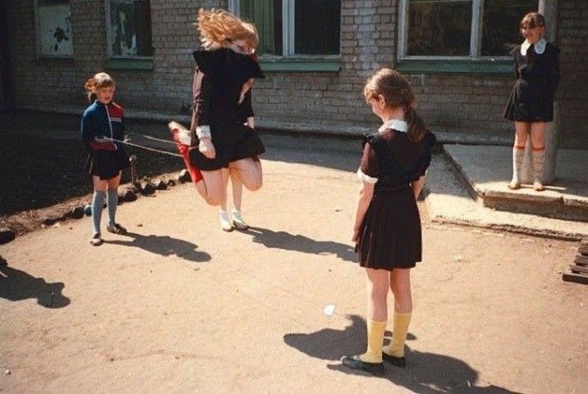 Игра в резиночку была пожалуй самой популярной среди девочек хотя не чурались играть в нее и мальчики Фото hotologyru