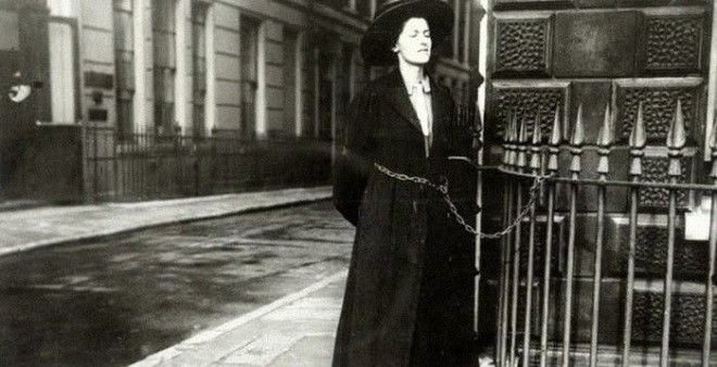 Суфражистка приковала себя к воротам в знак протеста