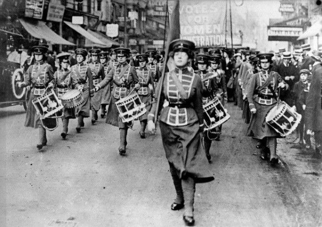 Оркестр сопровождающий демонстрации суфражисток состоял исключительно из женщин