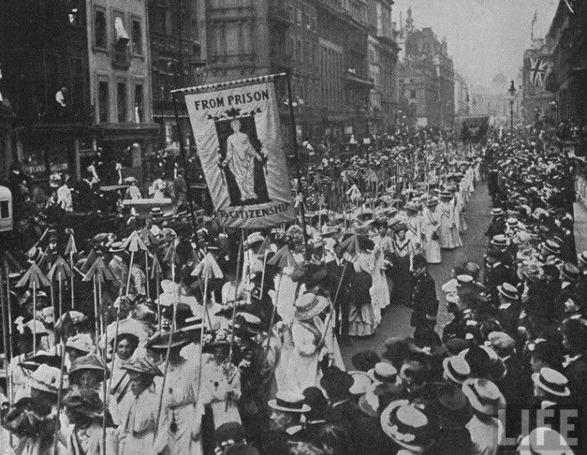 Демонстрация суфражисток в Лондоне март 1910 года На плакате лозунгОт тюрьмы к гражданству