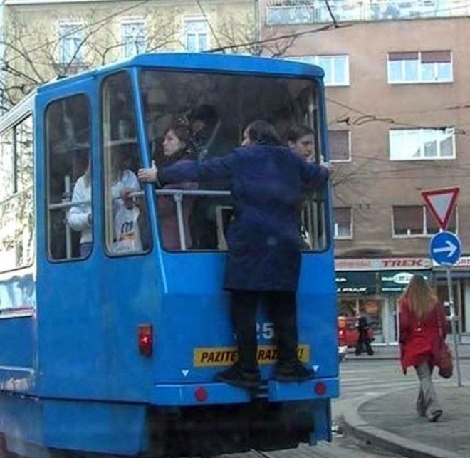 Переполненный трамвай