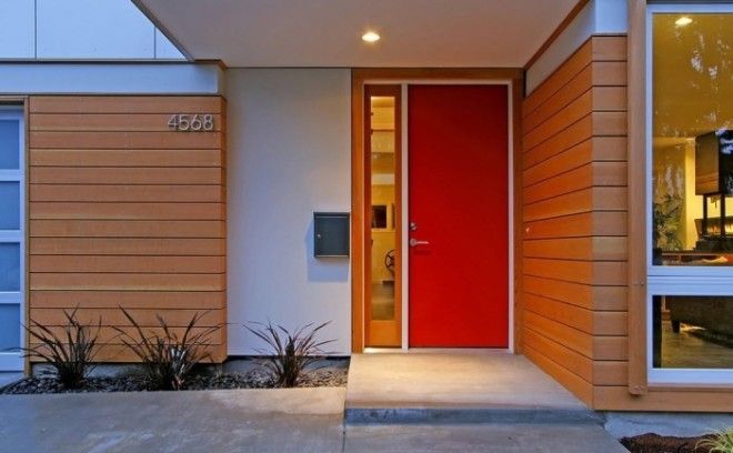 Акцентная дверь красного цвета будет выглядеть нетривиально и привлекательно 