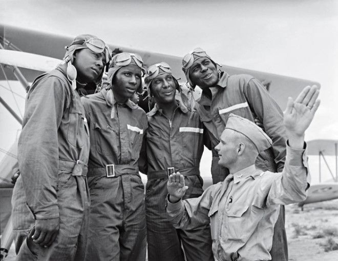 Летчики из 99й эскадрильи первой афроамериканской эскадрильи в истории ВВС США
