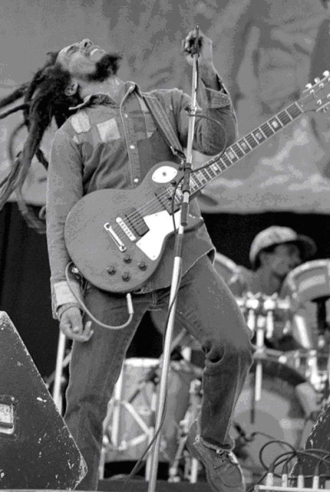 Боб Марли известный исполнитель в стиле регги