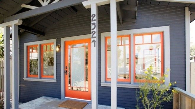 Яркий апельсиновый оттенок двери создаст весьма колоритный ансамбль