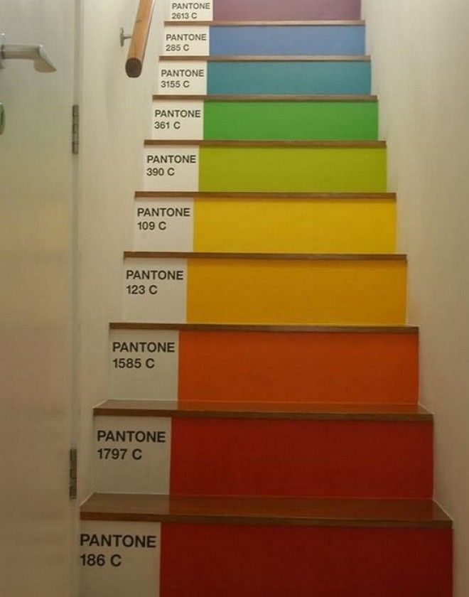 Артобъект Лестница от Pantone