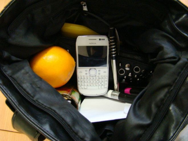 Ношение телефона в сумочке