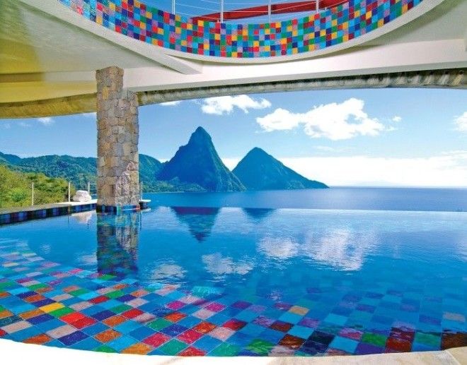 Плавая в этом бассейне вы сможете наслаждаться восхитительным видом на горы