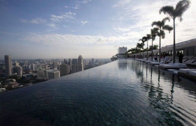 Расположенный на 57 этаже бассейн впечатляет видом открывающимся на Сингапур