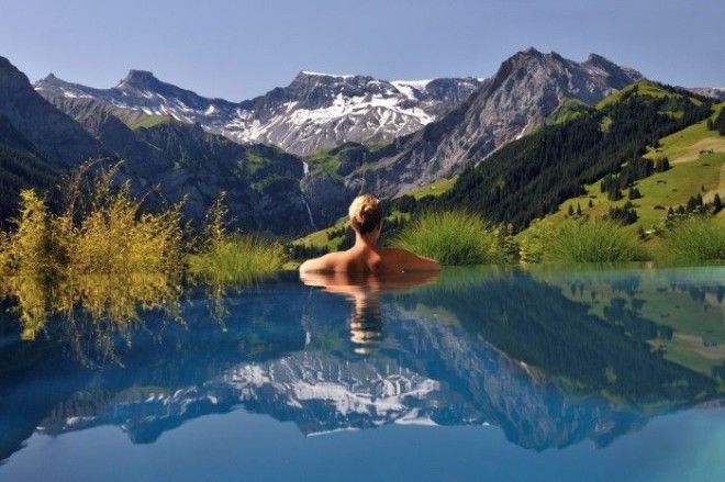 Восхитительный бассейн из которого открывается неимоверный вид на Альпы