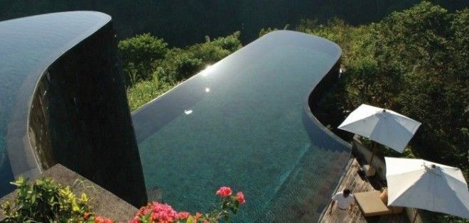 Удивительный двухуровневый бассейн с видом на дикие джунгли
