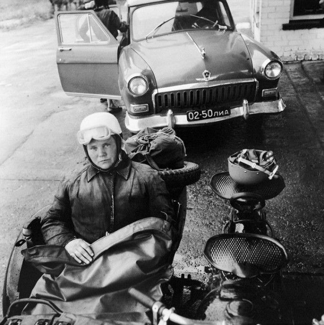 Подросток сидящий в отцовском мотоцикле СССР Эстония 1966 год