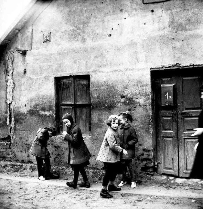 Дети играют возле своего дома СССР Эстония 1968 год