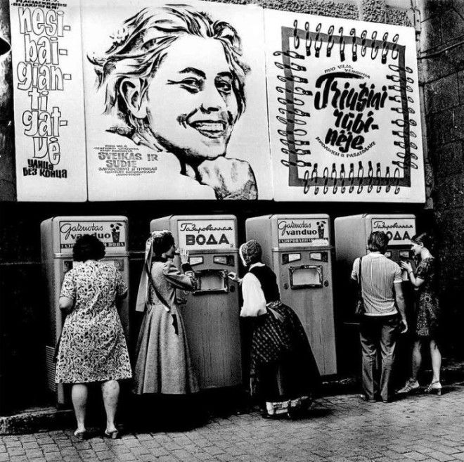 Покупка газированной воды в автоматах СССР Эстония 1969 год