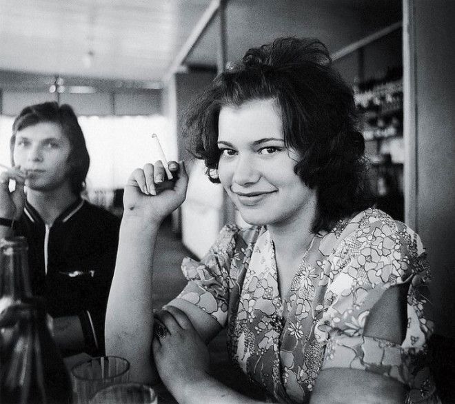 Две курящие девушки в специально отведенном месте СССР Эстония 1969 год