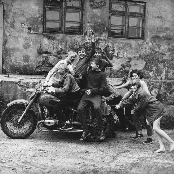 Подростки катаются на мотоцикле СССР Эстония 1968 год