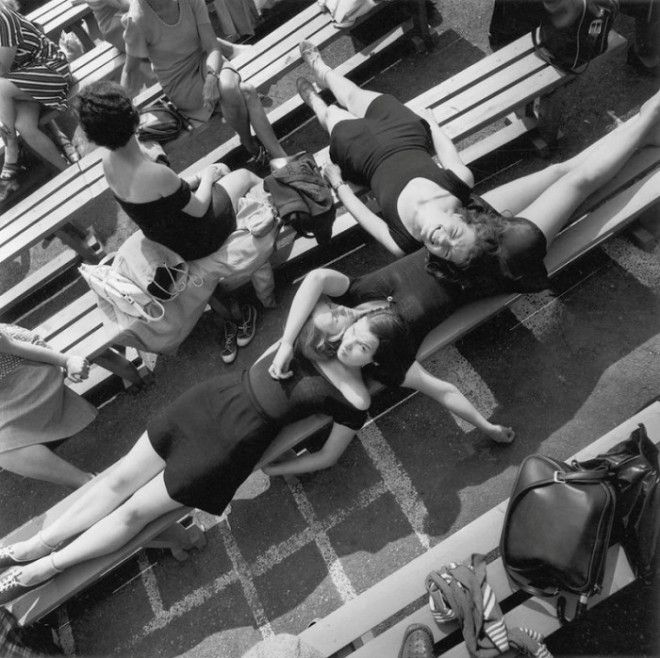 Девушки отдыхающие на лавочке СССР Эстония 1968 год