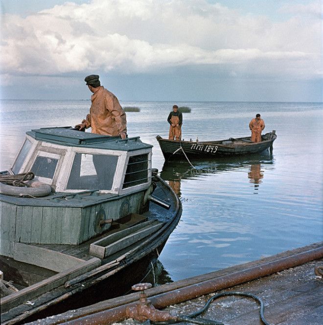 Речной катер пришвартовывается к причалу СССР Эстония 1966 год
