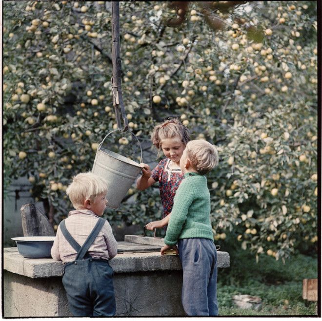 Дети набирают воду с колодца СССР Эстония 1966 год