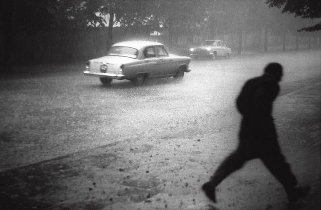 Проливной дождь на одной из улиц в Таллине СССР Эстония 1962 год