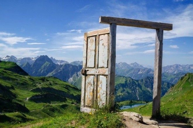 Дверь ведущая в чудесный мир живописных гор