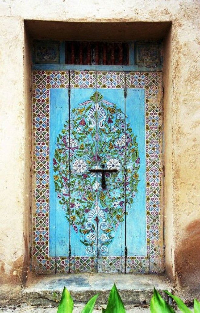 Красивая расписная дверь