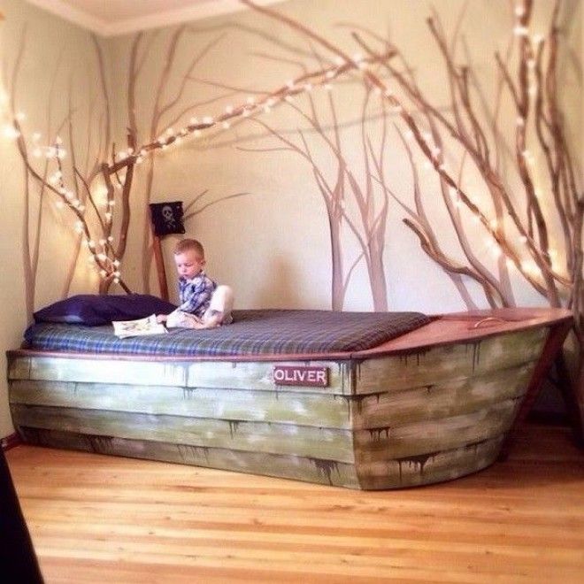 Эффектная кровать для детской в виде лодки