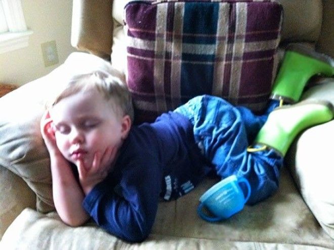 35 фото доказывающих что дети могут спать где угодно