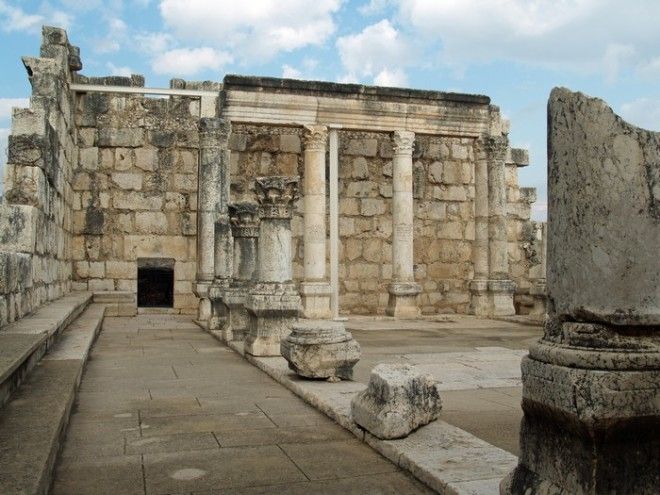 Руины Белой Синагоги в городе Капернаум