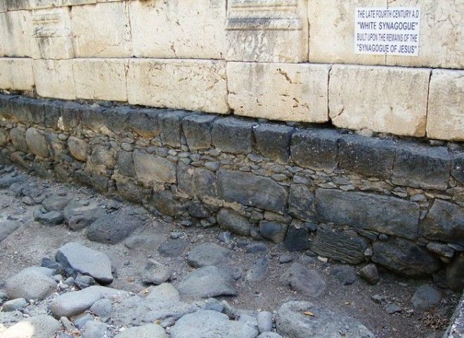 Более древняя кладка на месте Белой Синагоги в городе Капернаум