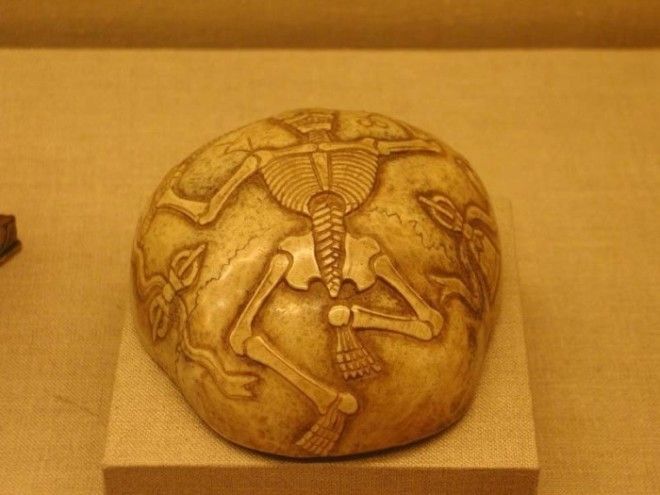 Габала резная ритуальная чаша из человеческого черепа Фото commonswikimediaorg