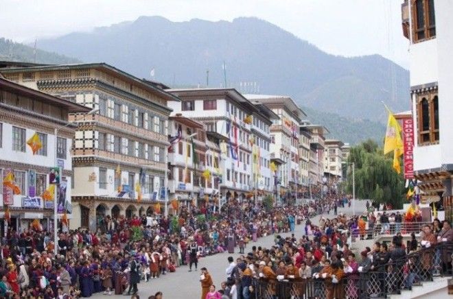 Торжество на главной улице Тхимпху столицы Бутана