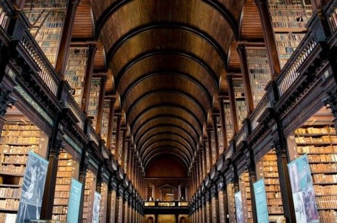 Необыкновенный потолок библиотеки в ирландском колледже
