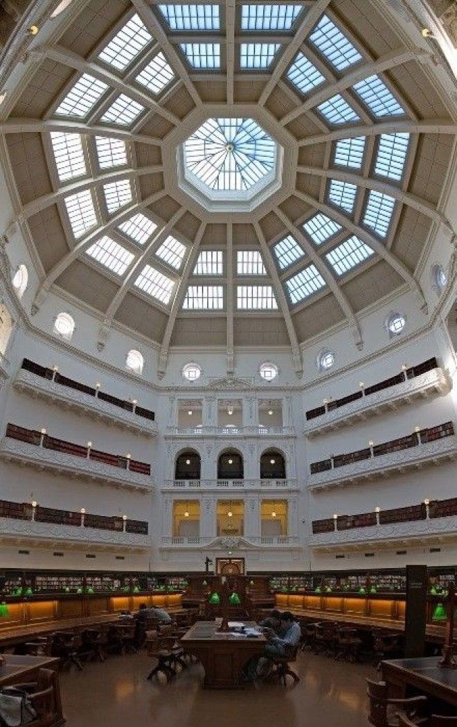 Величественный потолок в библиотеке в Австралии