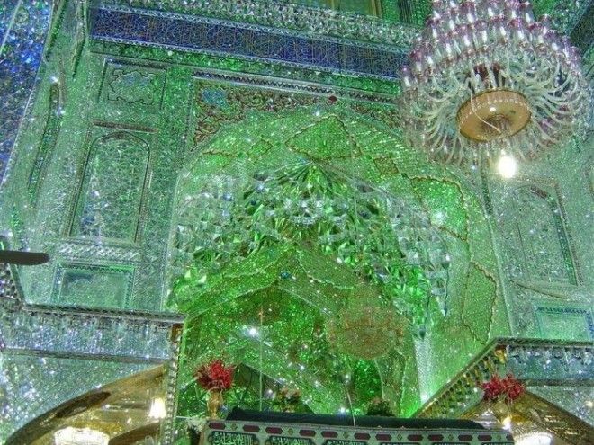 Изысканный потолок в мавзолее в Иране