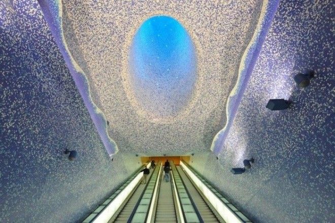 Космический потолок на станции метро в Неаполе